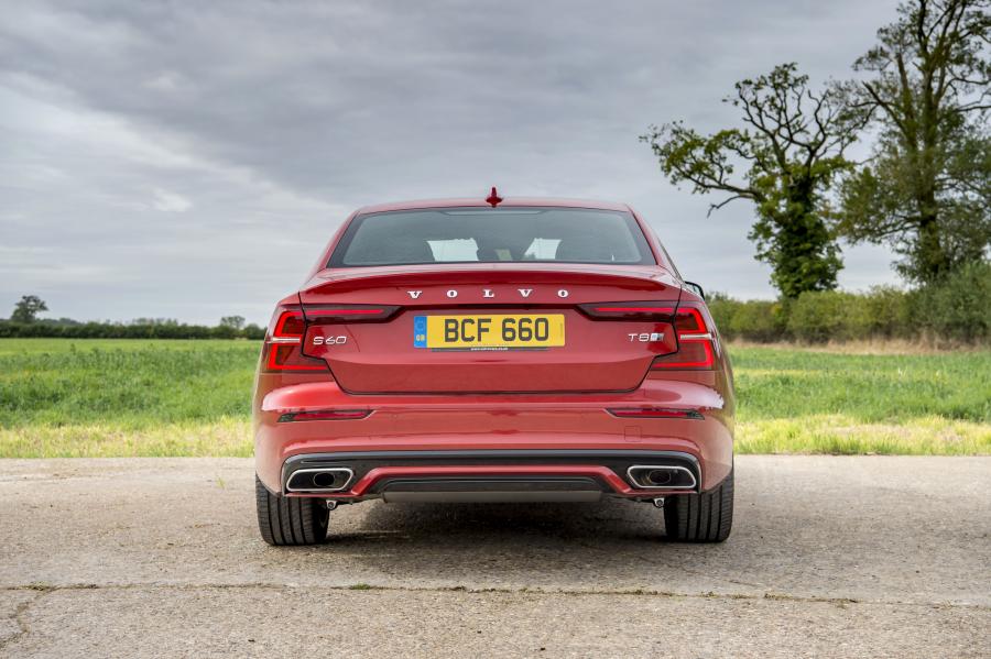  Volvo S60 T8 R-Design 2019 года  (UK) (фото 36 из 40)